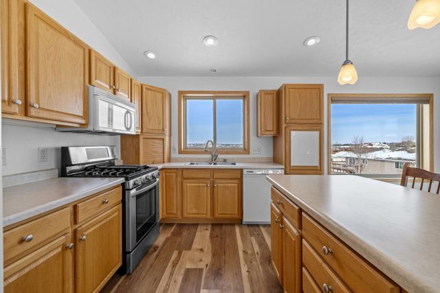 1616 DAKOTA DR SW, Minot, ND 58701