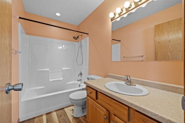 1616 DAKOTA DR SW, Minot, ND 58701