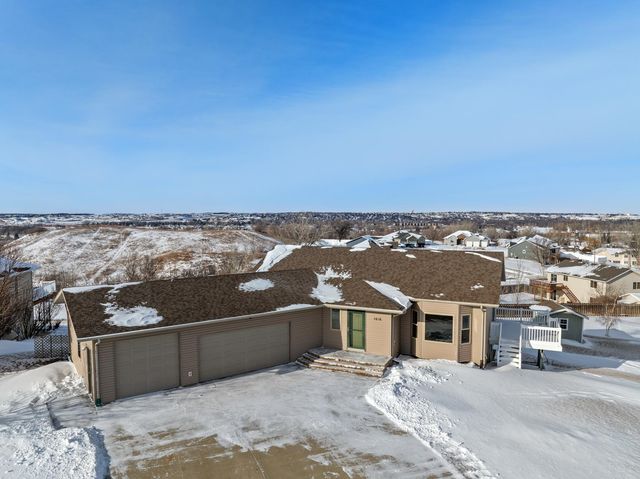 1616 DAKOTA DR SW, Minot, ND 58701