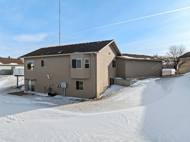 1616 DAKOTA DR SW, Minot, ND 58701