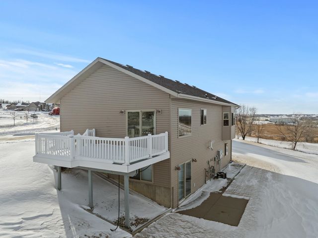 1616 DAKOTA DR SW, Minot, ND 58701