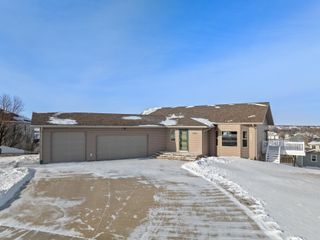 1616 DAKOTA DR SW, Minot, ND 58701