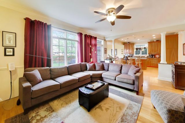 327 S Knight Avenue, Park Ridge, IL 60068