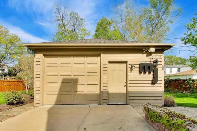327 S Knight Avenue, Park Ridge, IL 60068