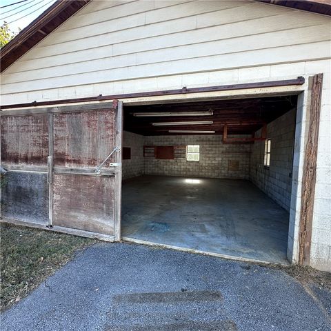 4060 E Huntsville Road, Fayetteville, AR 72701