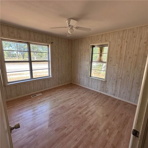 4060 E Huntsville Road, Fayetteville, AR 72701
