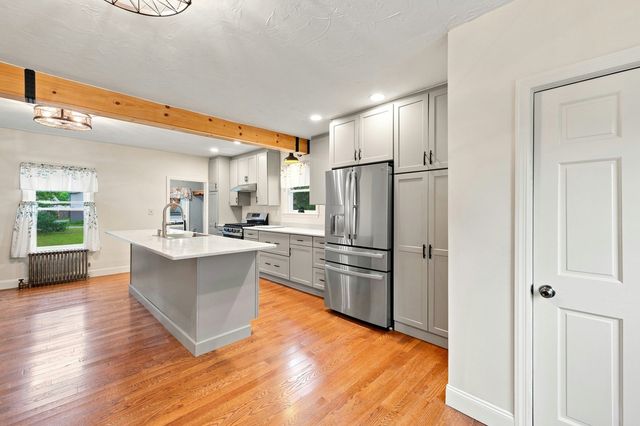 10 Sumner Ave, Middleboro, MA 02346