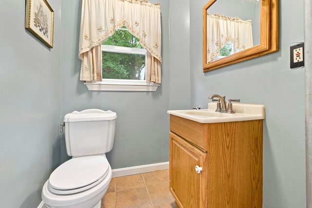 10 Sumner Ave, Middleboro, MA 02346