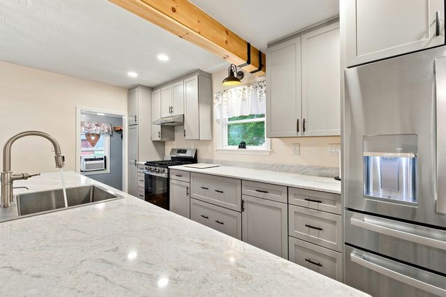 10 Sumner Ave, Middleboro, MA 02346