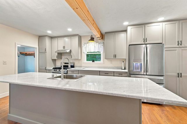 10 Sumner Ave, Middleboro, MA 02346