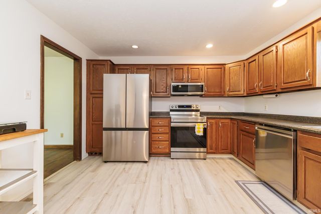 2209 W Woodmont Drive, Muncie, IN 47304