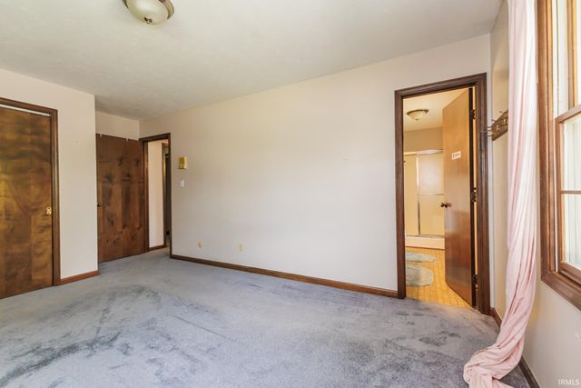 2209 W Woodmont Drive, Muncie, IN 47304