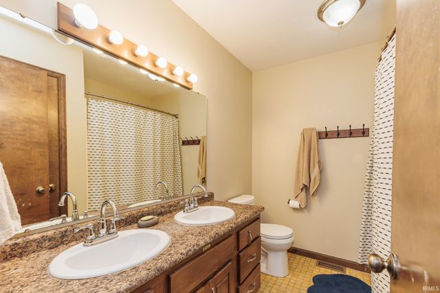2209 W Woodmont Drive, Muncie, IN 47304