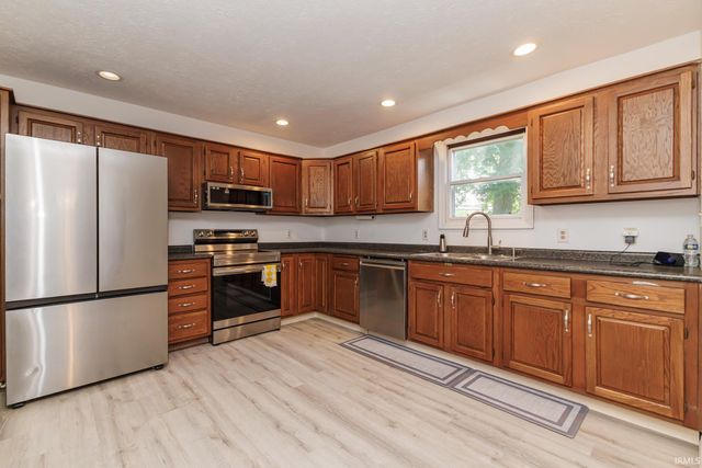 2209 W Woodmont Drive, Muncie, IN 47304