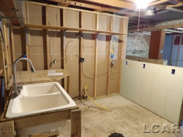 225 Ackerson Lake Drive, Jackson, MI 49201