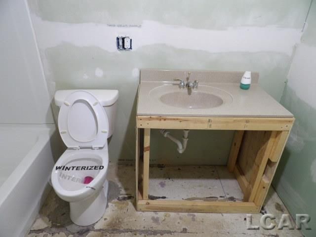 225 Ackerson Lake Drive, Jackson, MI 49201