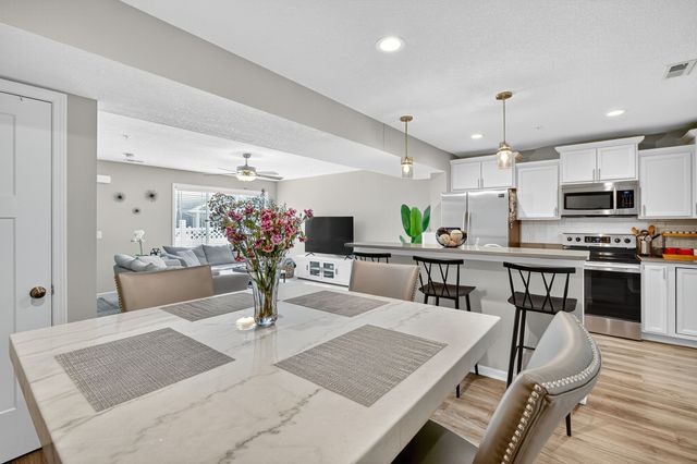 6151 Bristol Lane, Johnston, IA 50131