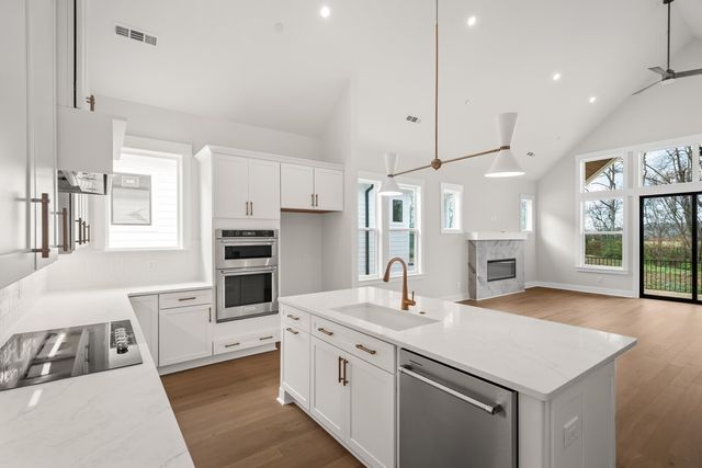 2060 Conductor Ln, Thompsons Station, TN 37179