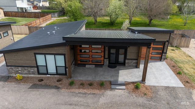 362 W London St, Middleton, ID 83644