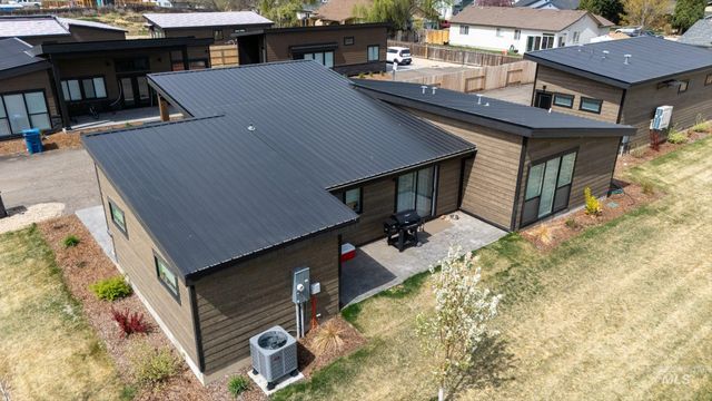 362 W London St, Middleton, ID 83644
