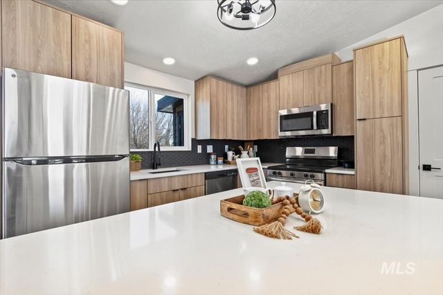 362 W London St, Middleton, ID 83644
