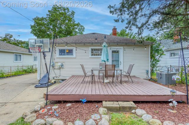 420 S Manitou Avenue, Clawson, MI 48017