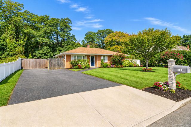 542 Agamemnon Avenue, Bellport, NY 11713
