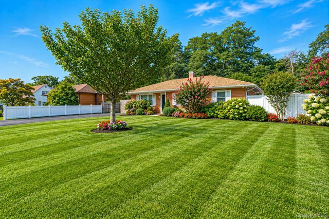 542 Agamemnon Avenue, Bellport, NY 11713