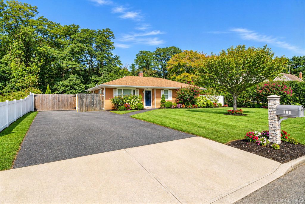 542 Agamemnon Avenue, Bellport, NY 11713 — photo 2