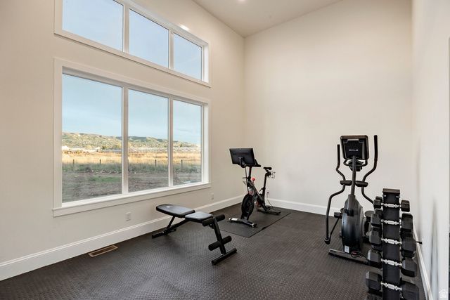 156 HAMMERSMITH CIR, West Bountiful, UT 84087
