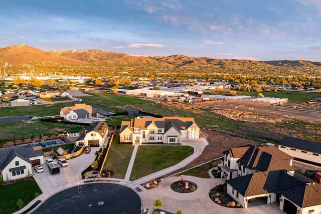 156 HAMMERSMITH CIR, West Bountiful, UT 84087