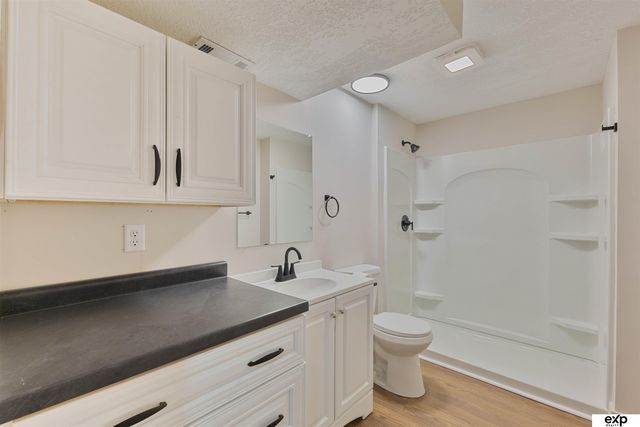 3305 N 38 Street, Omaha, NE 68111