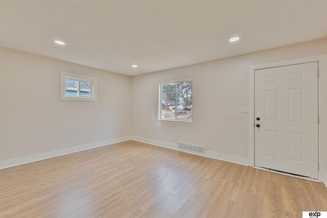 3305 N 38 Street, Omaha, NE 68111