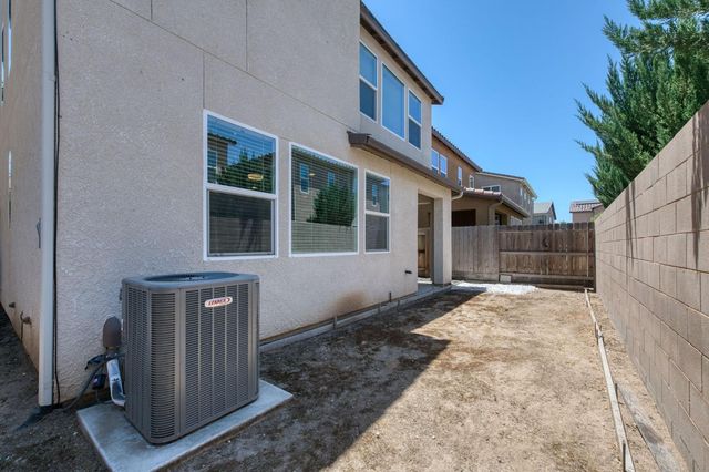 6052 E Bishop Lane, Fresno, CA 93727