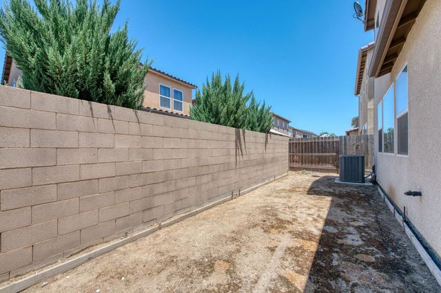 6052 E Bishop Lane, Fresno, CA 93727