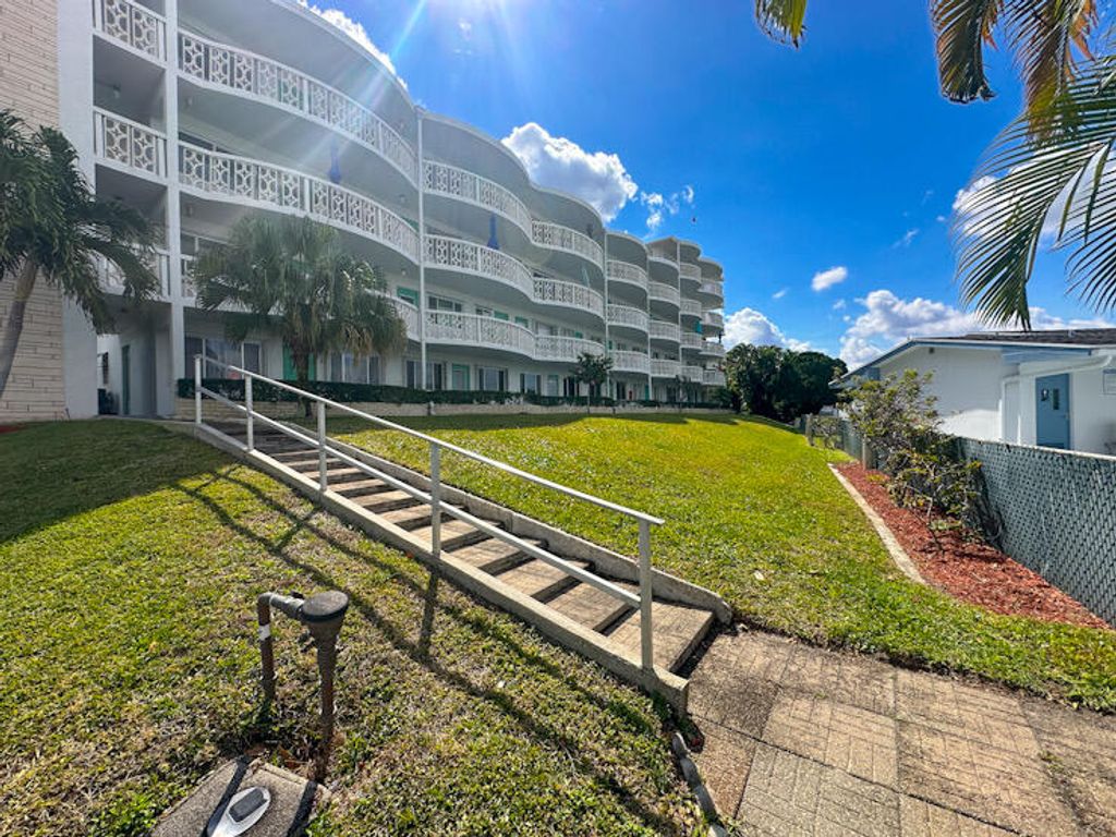 2381 Sunset Avenue 414, Lake Worth Beach, FL 33461