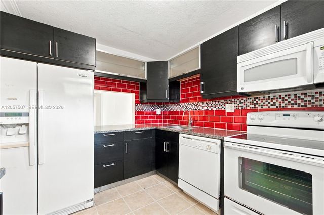 8421 Lagos De Campo Boulevard 202T, Tamarac, FL 33321