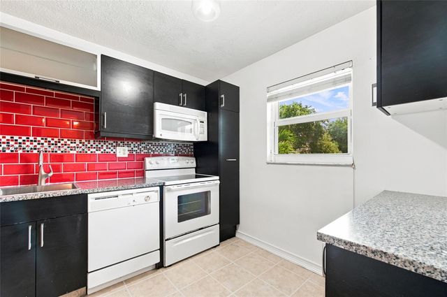 8421 Lagos De Campo Boulevard 202T, Tamarac, FL 33321