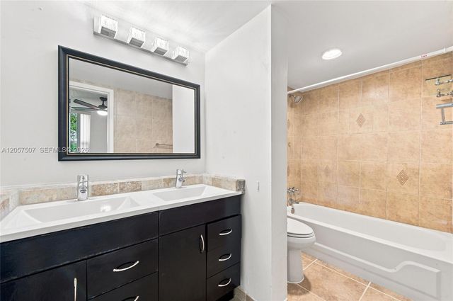 8421 Lagos De Campo Boulevard 202T, Tamarac, FL 33321