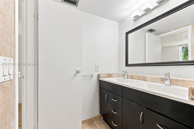 8421 Lagos De Campo Boulevard 202T, Tamarac, FL 33321