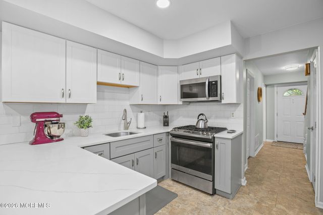 30 Sweetbriar Trail, Howell, NJ 07731