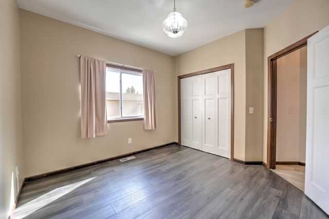 1908 26th St SW, Minot, ND 58701