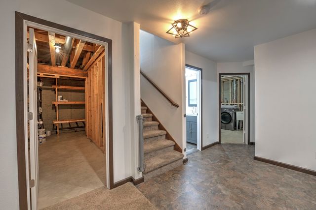 1908 26th St SW, Minot, ND 58701