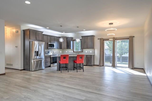 1908 26th St SW, Minot, ND 58701