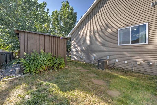 1908 26th St SW, Minot, ND 58701