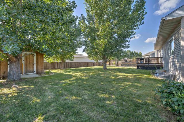 1908 26th St SW, Minot, ND 58701