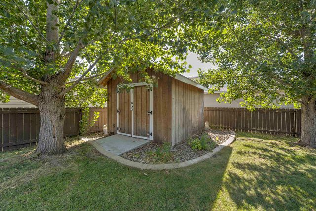 1908 26th St SW, Minot, ND 58701