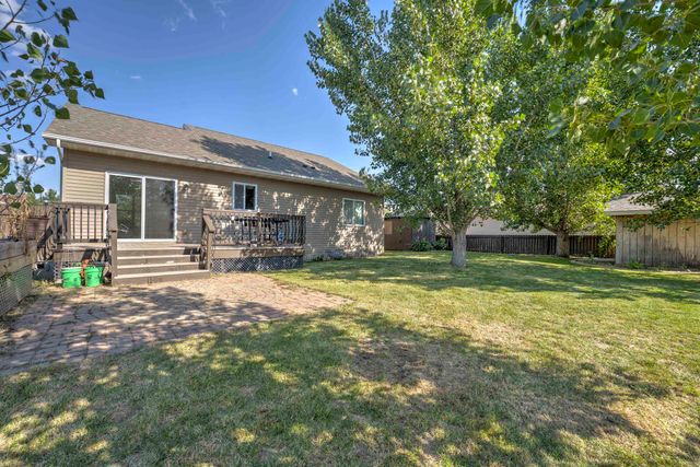 1908 26th St SW, Minot, ND 58701