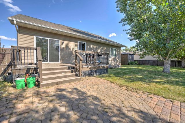 1908 26th St SW, Minot, ND 58701