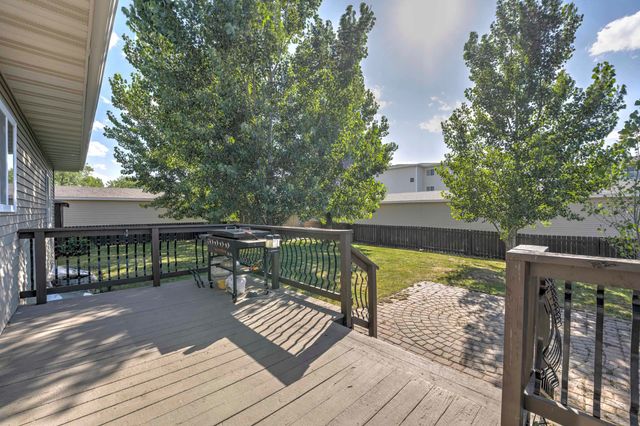 1908 26th St SW, Minot, ND 58701